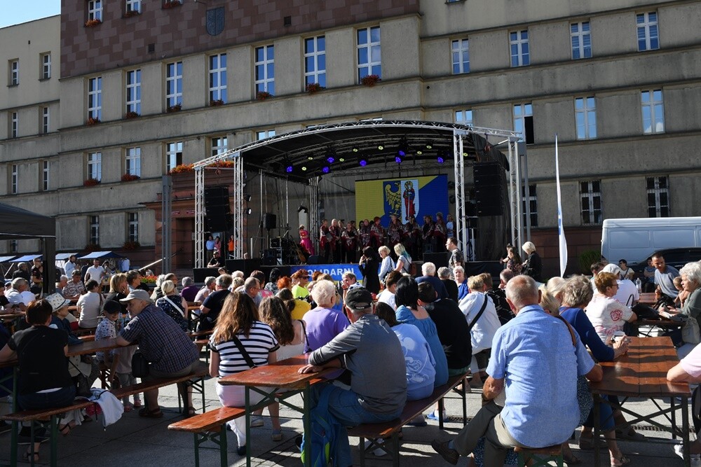 Wczoraj na placu Jana Pawła II w Nowym Bytomiu odbył się koncert charytatywny "Ruda Śląska solidarna z Ukrainą!", którego organizatorami byli: Miasto Ruda Śląska i Telewizja TVS. 

fot. Jacek Knapik