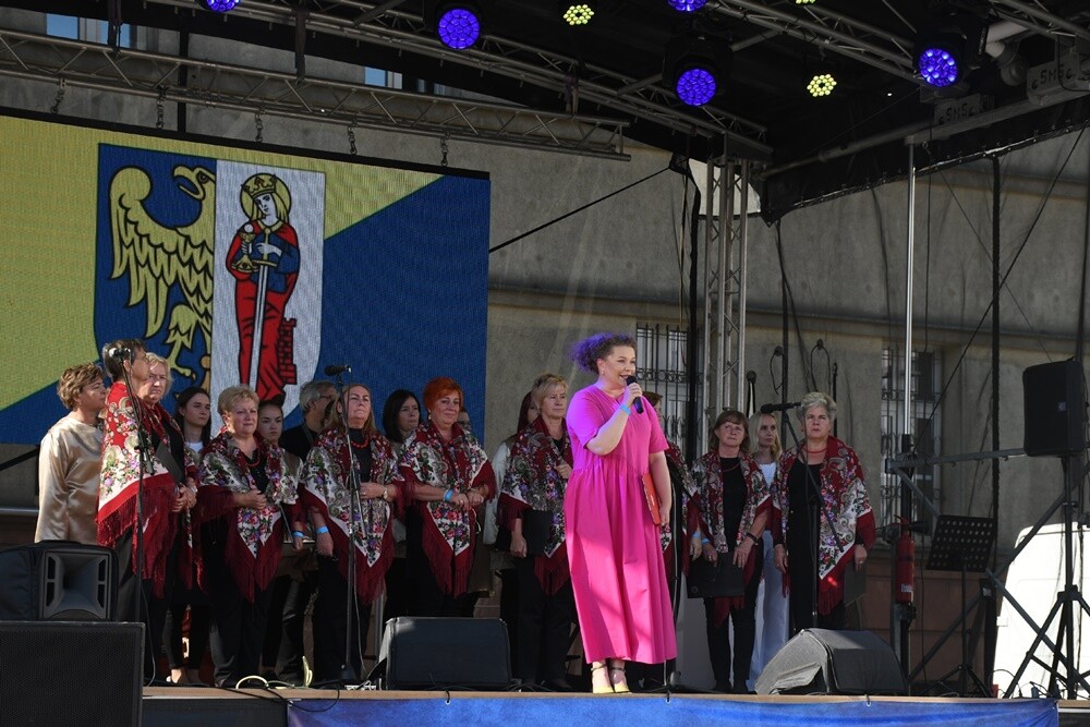 Wczoraj na placu Jana Pawła II w Nowym Bytomiu odbył się koncert charytatywny "Ruda Śląska solidarna z Ukrainą!", którego organizatorami byli: Miasto Ruda Śląska i Telewizja TVS. 

fot. Jacek Knapik