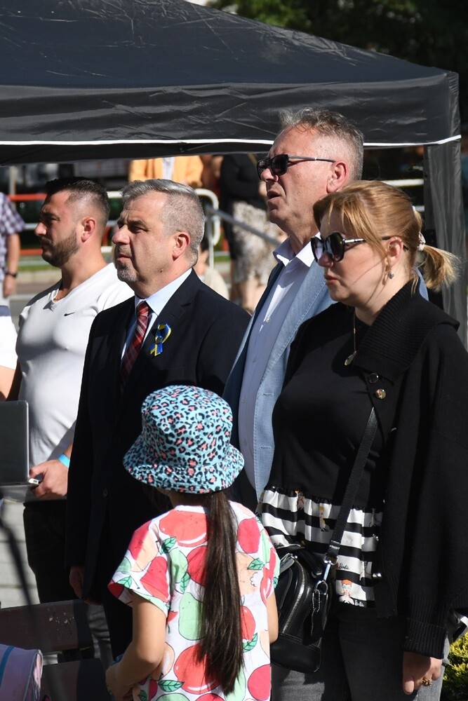 Wczoraj na placu Jana Pawła II w Nowym Bytomiu odbył się koncert charytatywny "Ruda Śląska solidarna z Ukrainą!", którego organizatorami byli: Miasto Ruda Śląska i Telewizja TVS. 

fot. Jacek Knapik