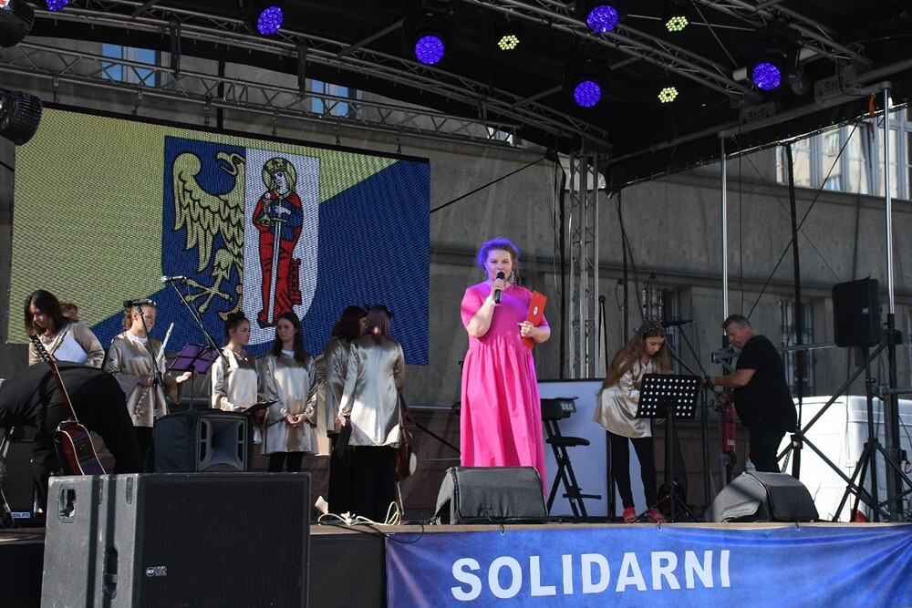 Wczoraj na placu Jana Pawła II w Nowym Bytomiu odbył się koncert charytatywny "Ruda Śląska solidarna z Ukrainą!", którego organizatorami byli: Miasto Ruda Śląska i Telewizja TVS. 

fot. Jacek Knapik