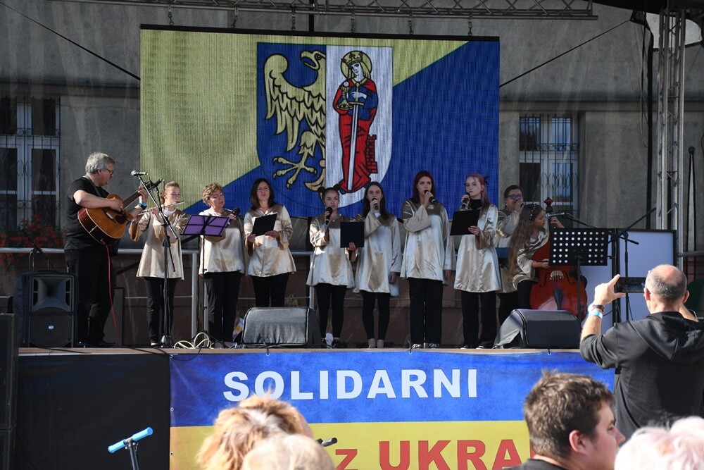 Wczoraj na placu Jana Pawła II w Nowym Bytomiu odbył się koncert charytatywny "Ruda Śląska solidarna z Ukrainą!", którego organizatorami byli: Miasto Ruda Śląska i Telewizja TVS. 

fot. Jacek Knapik