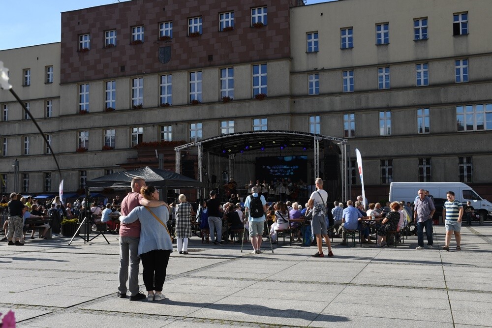 Wczoraj na placu Jana Pawła II w Nowym Bytomiu odbył się koncert charytatywny "Ruda Śląska solidarna z Ukrainą!", którego organizatorami byli: Miasto Ruda Śląska i Telewizja TVS. 

fot. Jacek Knapik