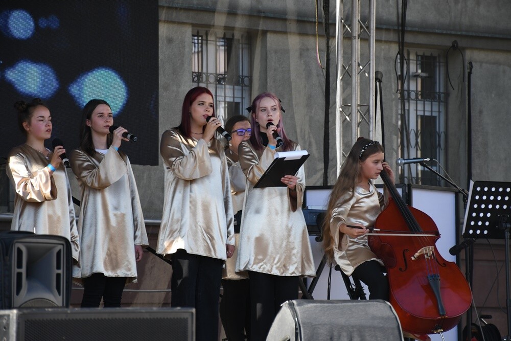 Wczoraj na placu Jana Pawła II w Nowym Bytomiu odbył się koncert charytatywny "Ruda Śląska solidarna z Ukrainą!", którego organizatorami byli: Miasto Ruda Śląska i Telewizja TVS. 

fot. Jacek Knapik
