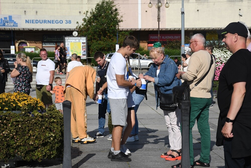Wczoraj na placu Jana Pawła II w Nowym Bytomiu odbył się koncert charytatywny "Ruda Śląska solidarna z Ukrainą!", którego organizatorami byli: Miasto Ruda Śląska i Telewizja TVS. 

fot. Jacek Knapik
