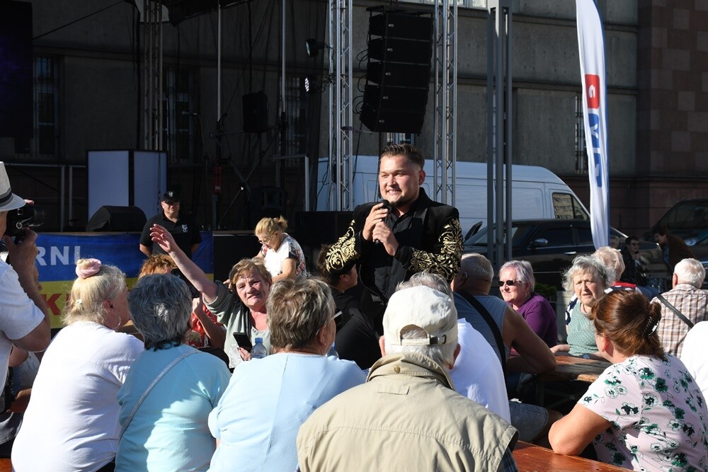 Wczoraj na placu Jana Pawła II w Nowym Bytomiu odbył się koncert charytatywny "Ruda Śląska solidarna z Ukrainą!", którego organizatorami byli: Miasto Ruda Śląska i Telewizja TVS. 

fot. Jacek Knapik