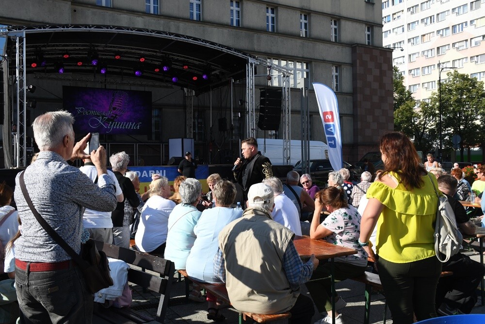 Wczoraj na placu Jana Pawła II w Nowym Bytomiu odbył się koncert charytatywny "Ruda Śląska solidarna z Ukrainą!", którego organizatorami byli: Miasto Ruda Śląska i Telewizja TVS. 

fot. Jacek Knapik