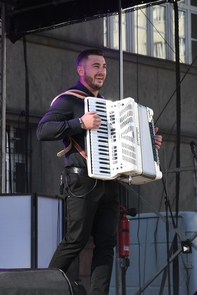 Wczoraj na placu Jana Pawła II w Nowym Bytomiu odbył się koncert charytatywny "Ruda Śląska solidarna z Ukrainą!", którego organizatorami byli: Miasto Ruda Śląska i Telewizja TVS. 

fot. Jacek Knapik