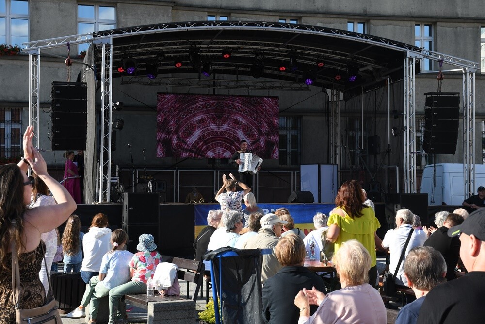 Wczoraj na placu Jana Pawła II w Nowym Bytomiu odbył się koncert charytatywny "Ruda Śląska solidarna z Ukrainą!", którego organizatorami byli: Miasto Ruda Śląska i Telewizja TVS. 

fot. Jacek Knapik