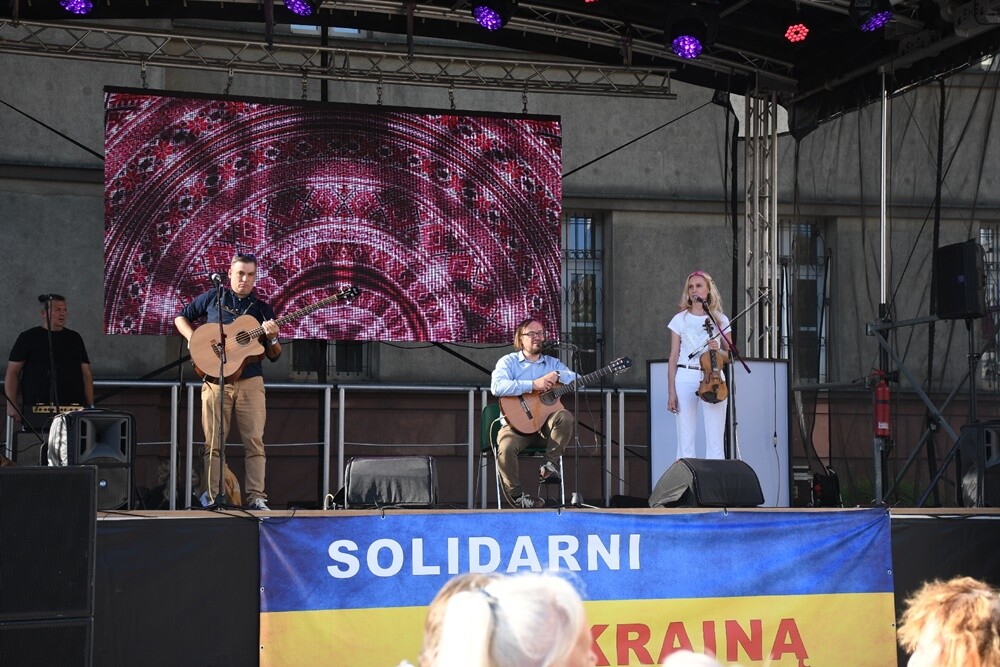 Wczoraj na placu Jana Pawła II w Nowym Bytomiu odbył się koncert charytatywny "Ruda Śląska solidarna z Ukrainą!", którego organizatorami byli: Miasto Ruda Śląska i Telewizja TVS. 

fot. Jacek Knapik