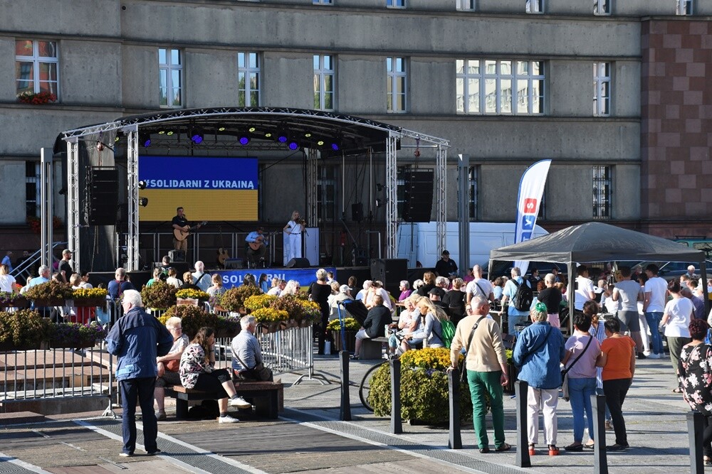 Wczoraj na placu Jana Pawła II w Nowym Bytomiu odbył się koncert charytatywny "Ruda Śląska solidarna z Ukrainą!", którego organizatorami byli: Miasto Ruda Śląska i Telewizja TVS. 

fot. Jacek Knapik