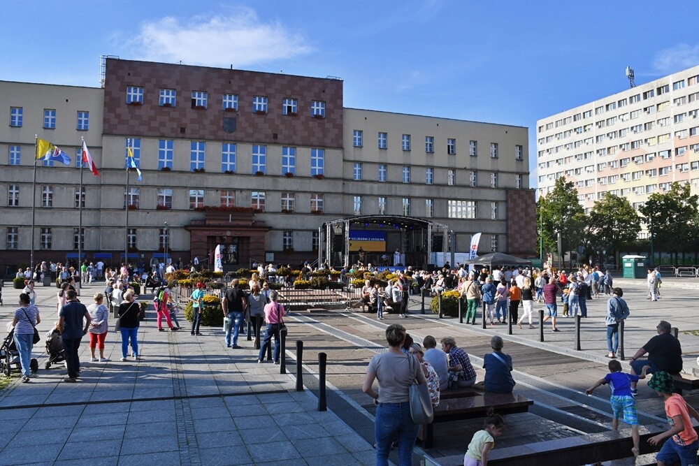 Wczoraj na placu Jana Pawła II w Nowym Bytomiu odbył się koncert charytatywny "Ruda Śląska solidarna z Ukrainą!", którego organizatorami byli: Miasto Ruda Śląska i Telewizja TVS. 

fot. Jacek Knapik