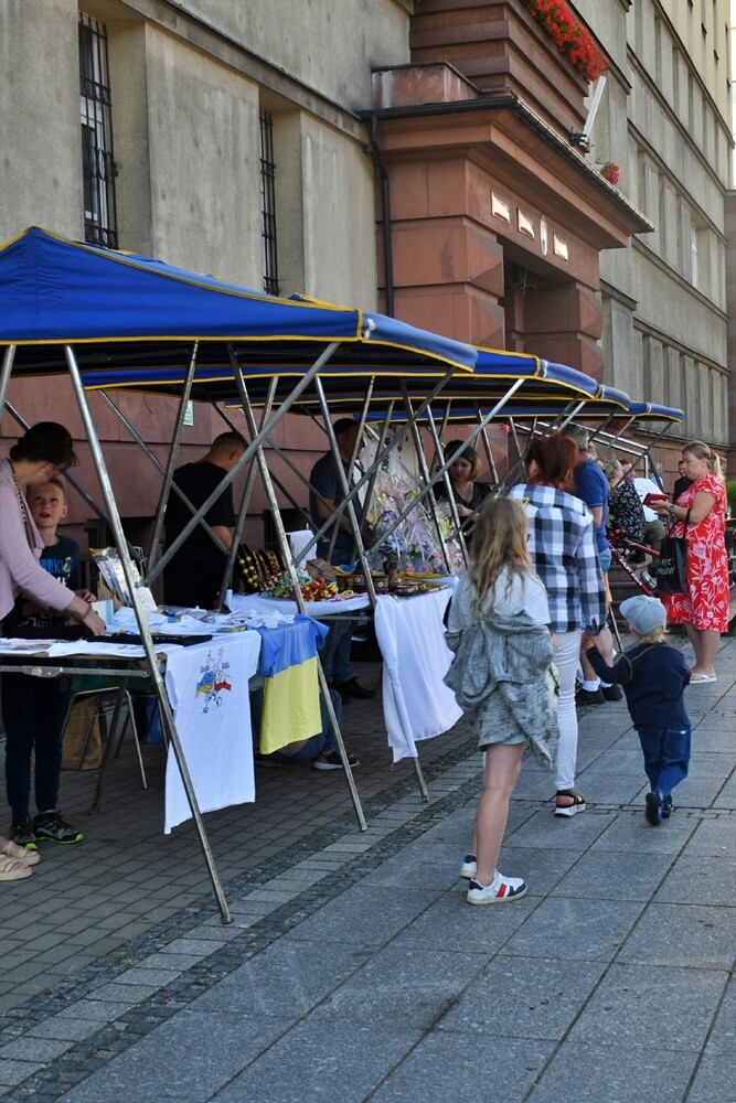 Wczoraj na placu Jana Pawła II w Nowym Bytomiu odbył się koncert charytatywny "Ruda Śląska solidarna z Ukrainą!", którego organizatorami byli: Miasto Ruda Śląska i Telewizja TVS. 

fot. Jacek Knapik