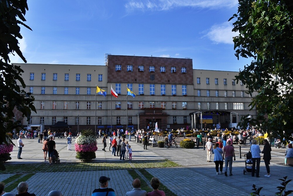 Wczoraj na placu Jana Pawła II w Nowym Bytomiu odbył się koncert charytatywny "Ruda Śląska solidarna z Ukrainą!", którego organizatorami byli: Miasto Ruda Śląska i Telewizja TVS. 

fot. Jacek Knapik