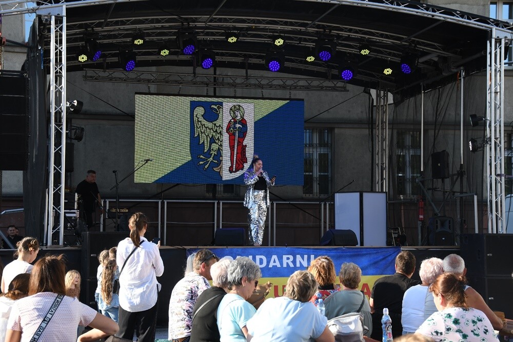 Wczoraj na placu Jana Pawła II w Nowym Bytomiu odbył się koncert charytatywny "Ruda Śląska solidarna z Ukrainą!", którego organizatorami byli: Miasto Ruda Śląska i Telewizja TVS. 

fot. Jacek Knapik