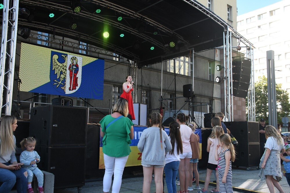 Wczoraj na placu Jana Pawła II w Nowym Bytomiu odbył się koncert charytatywny "Ruda Śląska solidarna z Ukrainą!", którego organizatorami byli: Miasto Ruda Śląska i Telewizja TVS. 

fot. Jacek Knapik