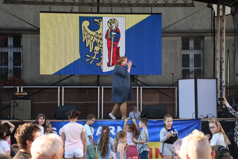 Wczoraj na placu Jana Pawła II w Nowym Bytomiu odbył się koncert charytatywny "Ruda Śląska solidarna z Ukrainą!", którego organizatorami byli: Miasto Ruda Śląska i Telewizja TVS. 

fot. Jacek Knapik