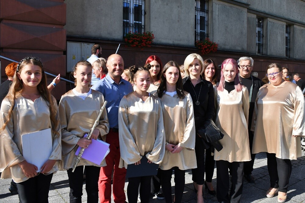 Wczoraj na placu Jana Pawła II w Nowym Bytomiu odbył się koncert charytatywny "Ruda Śląska solidarna z Ukrainą!", którego organizatorami byli: Miasto Ruda Śląska i Telewizja TVS. 

fot. Jacek Knapik