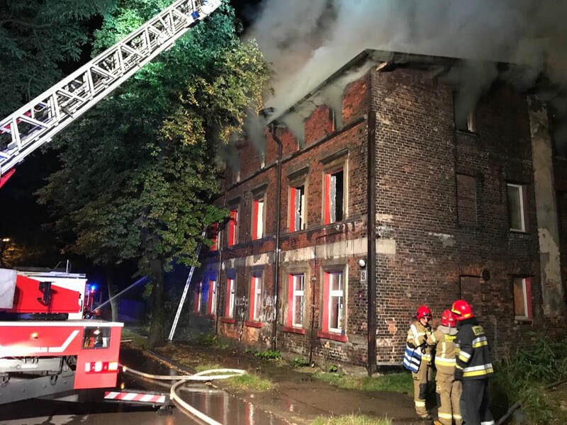 Ruda Śląska: W kamienicy przy ul. Kazimierza wybuchł pożar. Trwa akcja strażaków