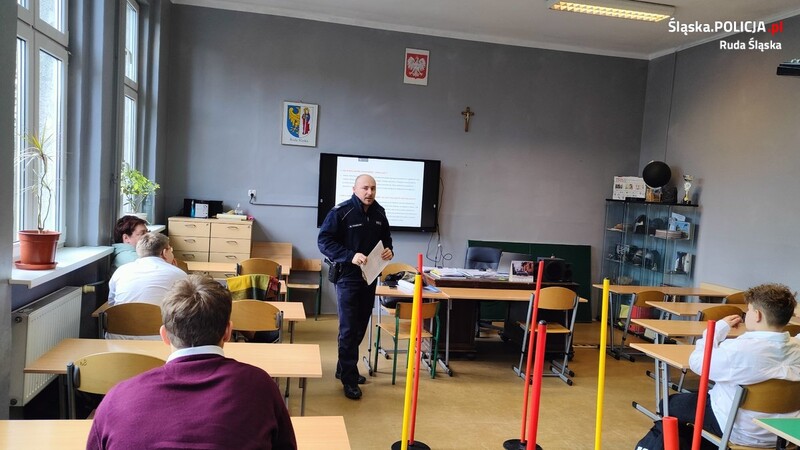 Rudzcy policjanci rozmawiali z młodzieżą o "Cyberzagrożeniach" i "Nowych Narkotykach"