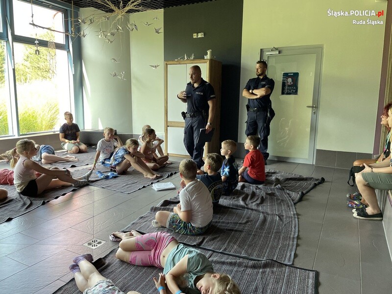Rudzcy policjanci spotkali się z uczestnikami półkolonii w Aquadromie