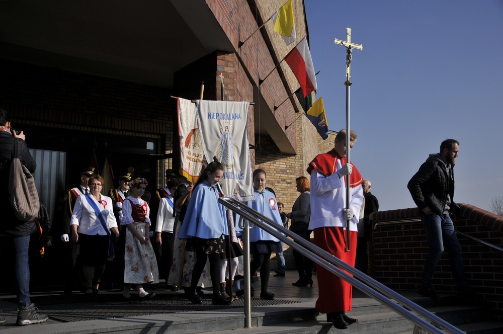 Dziś na placu przed kościołem parafii Świętego Piusa X w Rudzie Śląskiej w samo południe odśpiewany został Mazurek Dąbrowskiego – w ten sposób tuż po uroczystej mszy świętej upamiętniono setną rocznicę odzyskania niepodległości.