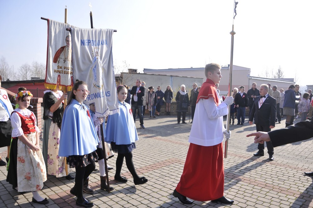 Dziś na placu przed kościołem parafii Świętego Piusa X w Rudzie Śląskiej w samo południe odśpiewany został Mazurek Dąbrowskiego – w ten sposób tuż po uroczystej mszy świętej upamiętniono setną rocznicę odzyskania niepodległości.