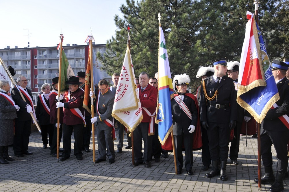 Dziś na placu przed kościołem parafii Świętego Piusa X w Rudzie Śląskiej w samo południe odśpiewany został Mazurek Dąbrowskiego – w ten sposób tuż po uroczystej mszy świętej upamiętniono setną rocznicę odzyskania niepodległości.