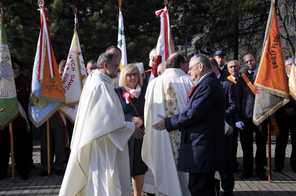 Dziś na placu przed kościołem parafii Świętego Piusa X w Rudzie Śląskiej w samo południe odśpiewany został Mazurek Dąbrowskiego – w ten sposób tuż po uroczystej mszy świętej upamiętniono setną rocznicę odzyskania niepodległości.