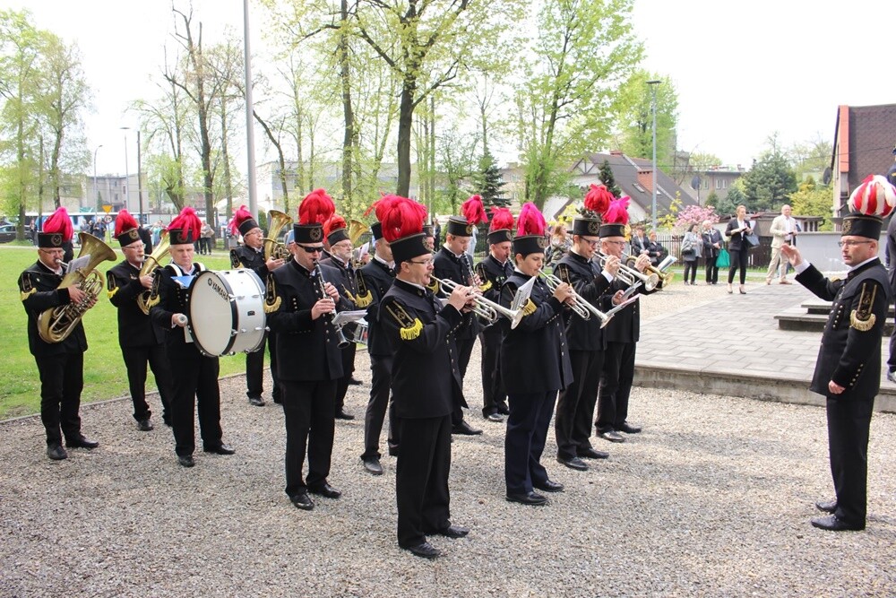 Konstytucja 3 Maja oraz wybuch III Powstania Śląskiego to kluczowe wydarzenia historii Polski. Jak co roku rudzianie, na czele z przedstawicielami władz i służb mundurowych wzięli udział w obchodach upamiętniających te ważne wydarzenia.

fot. UM Ruda Śląska