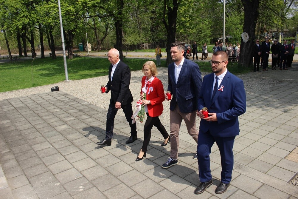 Konstytucja 3 Maja oraz wybuch III Powstania Śląskiego to kluczowe wydarzenia historii Polski. Jak co roku rudzianie, na czele z przedstawicielami władz i służb mundurowych wzięli udział w obchodach upamiętniających te ważne wydarzenia.

fot. UM Ruda Śląska