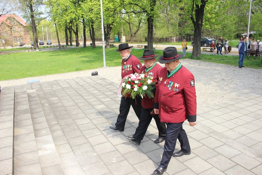 Konstytucja 3 Maja oraz wybuch III Powstania Śląskiego to kluczowe wydarzenia historii Polski. Jak co roku rudzianie, na czele z przedstawicielami władz i służb mundurowych wzięli udział w obchodach upamiętniających te ważne wydarzenia.

fot. UM Ruda Śląska