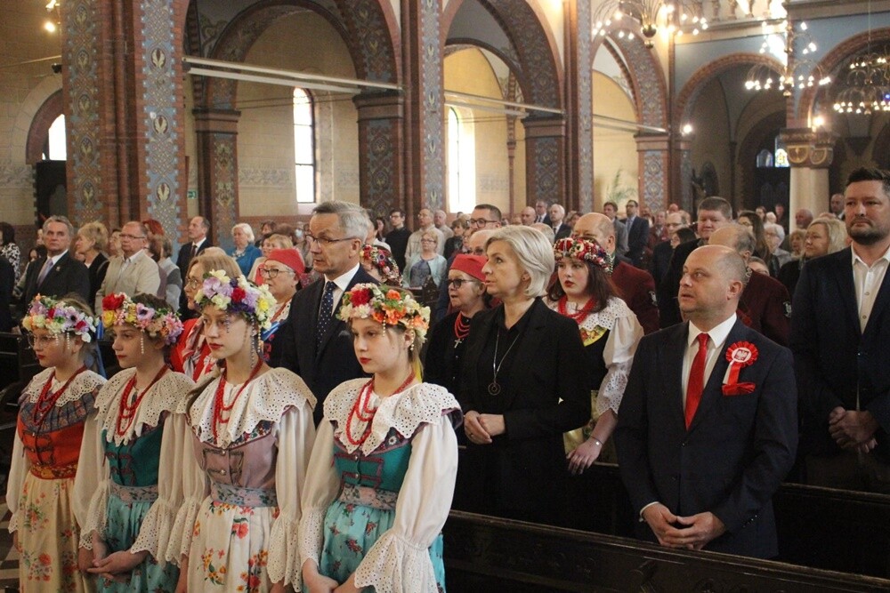 Konstytucja 3 Maja oraz wybuch III Powstania Śląskiego to kluczowe wydarzenia historii Polski. Jak co roku rudzianie, na czele z przedstawicielami władz i służb mundurowych wzięli udział w obchodach upamiętniających te ważne wydarzenia.

fot. UM Ruda Śląska
