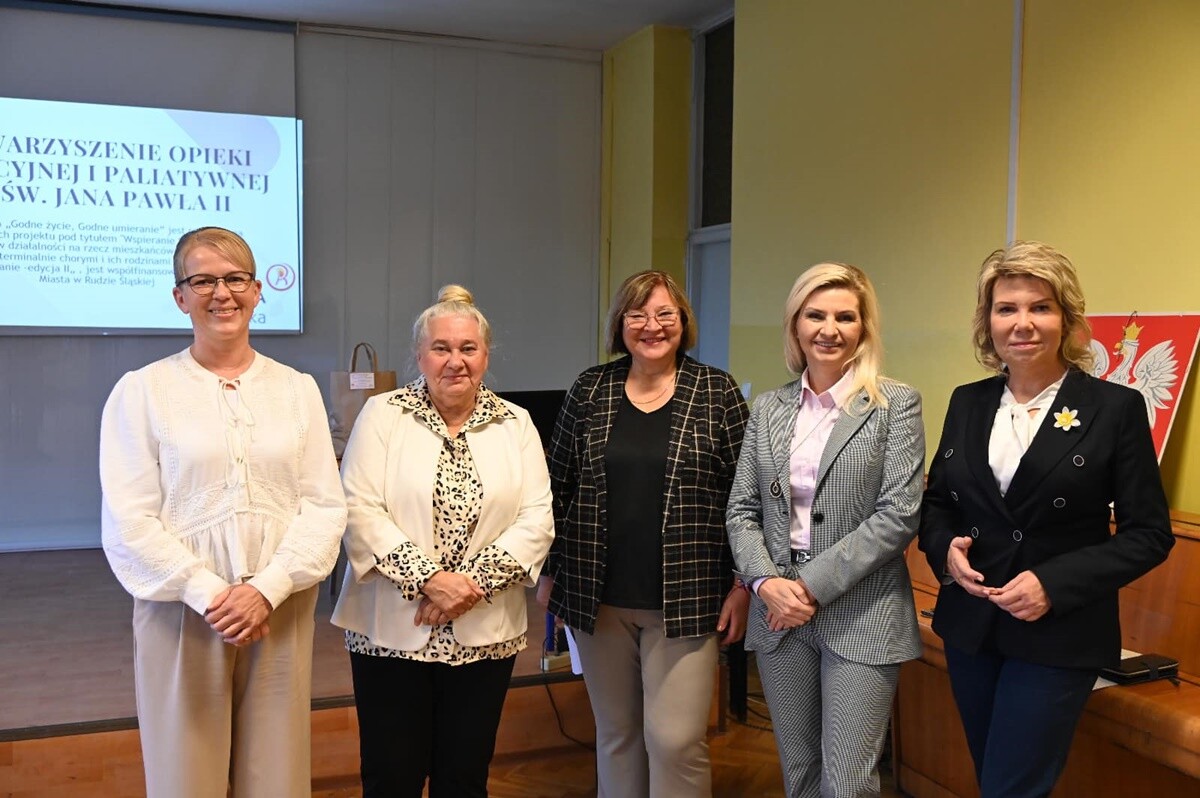 Rudzka akcja „Pola nadziei” i konferencja o godnym życiu i umieraniu. / FOT. UM Ruda Śląska / ZS nr 2
