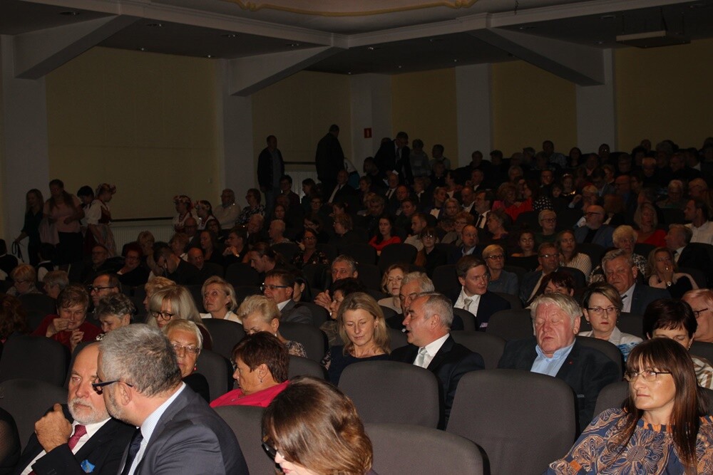 Rudzka Jesień Kulturalna rozpoczęta! Wydarzenie zainaugurowano prapremierą spektaklu "Gita story" w reżyserii Zbigniewa Stryja. To śląska komedia muzyczna, której akcja rozgrywa się w 1959 roku, czyli momencie, gdy Rudę i Nowy Bytom połączono w jeden organizm miejski. To właśnie 60-te urodziny miasta były powodem powstania tego spektaklu.