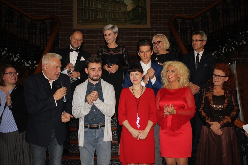 Rudzka Jesień Kulturalna rozpoczęta! Wydarzenie zainaugurowano prapremierą spektaklu "Gita story" w reżyserii Zbigniewa Stryja. To śląska komedia muzyczna, której akcja rozgrywa się w 1959 roku, czyli momencie, gdy Rudę i Nowy Bytom połączono w jeden organizm miejski. To właśnie 60-te urodziny miasta były powodem powstania tego spektaklu.