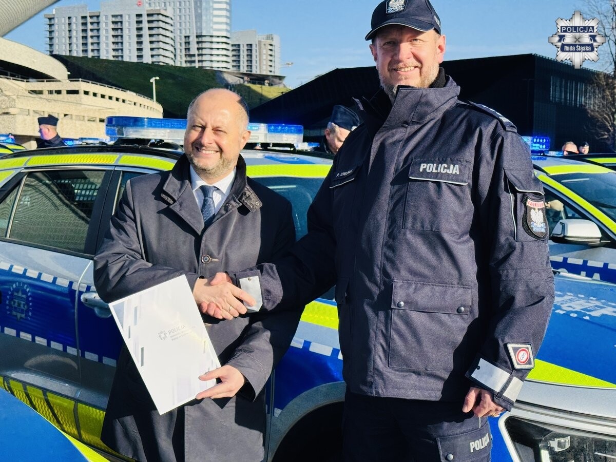 Nowoczesny, hybrydowy radiowóz zasilił flotę rudzkiej Policji / fot. KMP Ruda Śląska