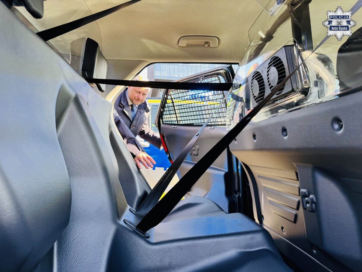 Nowoczesny, hybrydowy radiowóz zasilił flotę rudzkiej Policji / fot. KMP Ruda Śląska