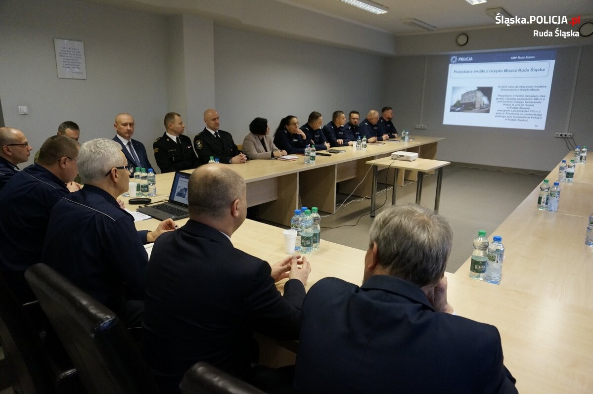 W Komendzie Miejskiej Policji w Rudzie Śląskiej odbyła się narada podsumowująca wyniki pracy mundurowych w 2022 roku / fot. KMP Ruda Śląska