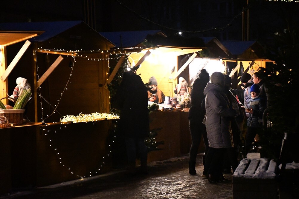 Wystartował Rudzki Jarmark Świąteczny! Na rudzkim rynku rozbłysła miejska choinka i zapachniało świętami. fot. Jacek Knapik