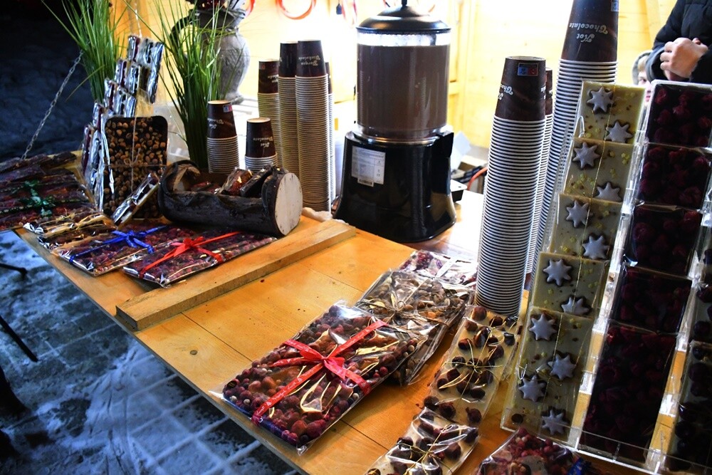 Wystartował Rudzki Jarmark Świąteczny! Na rudzkim rynku rozbłysła miejska choinka i zapachniało świętami. fot. Jacek Knapik