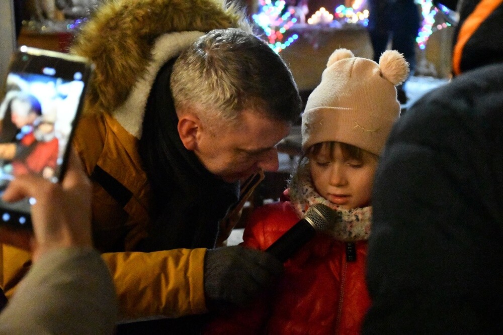 Wystartował Rudzki Jarmark Świąteczny! Na rudzkim rynku rozbłysła miejska choinka i zapachniało świętami. fot. Jacek Knapik