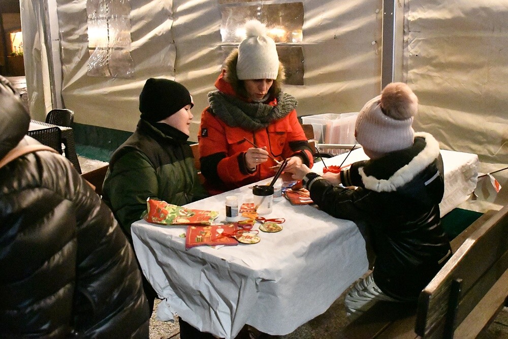 Wystartował Rudzki Jarmark Świąteczny! Na rudzkim rynku rozbłysła miejska choinka i zapachniało świętami. fot. Jacek Knapik