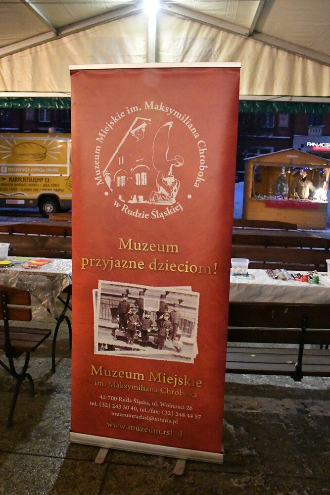 Wystartował Rudzki Jarmark Świąteczny! Na rudzkim rynku rozbłysła miejska choinka i zapachniało świętami. fot. Jacek Knapik