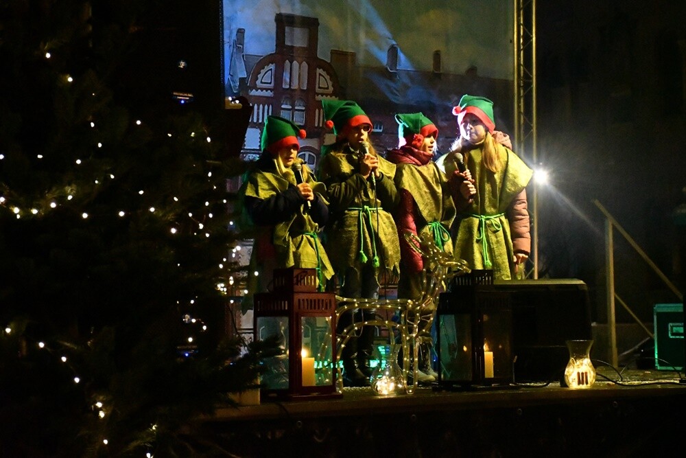 Wystartował Rudzki Jarmark Świąteczny! Na rudzkim rynku rozbłysła miejska choinka i zapachniało świętami. fot. Jacek Knapik