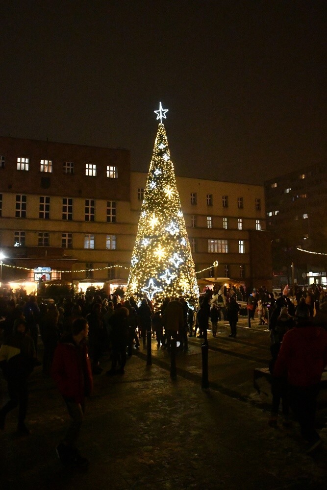 Wystartował Rudzki Jarmark Świąteczny! Na rudzkim rynku rozbłysła miejska choinka i zapachniało świętami. fot. Jacek Knapik