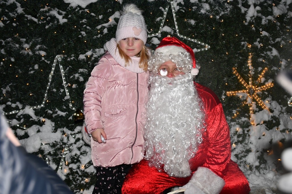 Wystartował Rudzki Jarmark Świąteczny! Na rudzkim rynku rozbłysła miejska choinka i zapachniało świętami. fot. Jacek Knapik