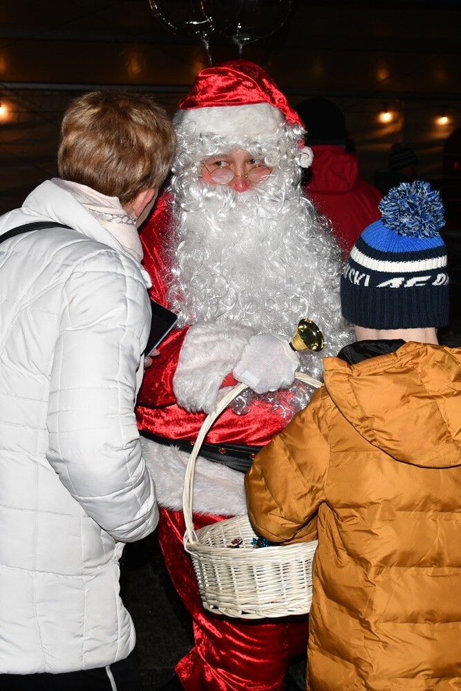 Wystartował Rudzki Jarmark Świąteczny! Na rudzkim rynku rozbłysła miejska choinka i zapachniało świętami. fot. Jacek Knapik