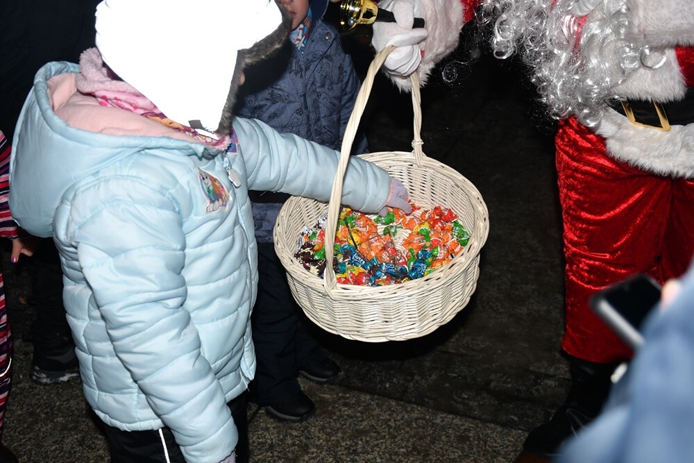 Wystartował Rudzki Jarmark Świąteczny! Na rudzkim rynku rozbłysła miejska choinka i zapachniało świętami. fot. Jacek Knapik