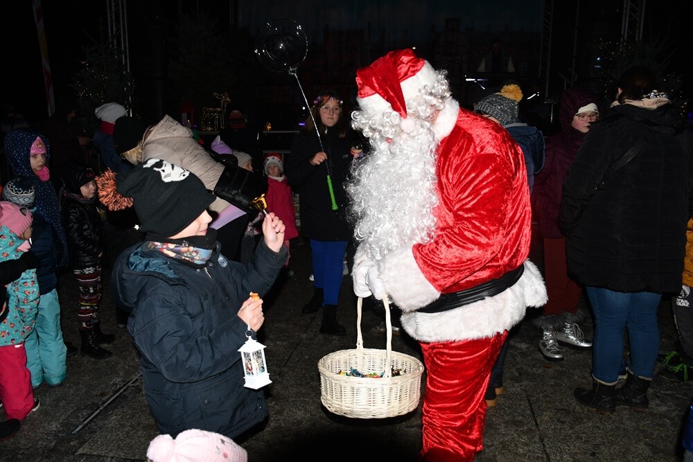 Wystartował Rudzki Jarmark Świąteczny! Na rudzkim rynku rozbłysła miejska choinka i zapachniało świętami. fot. Jacek Knapik