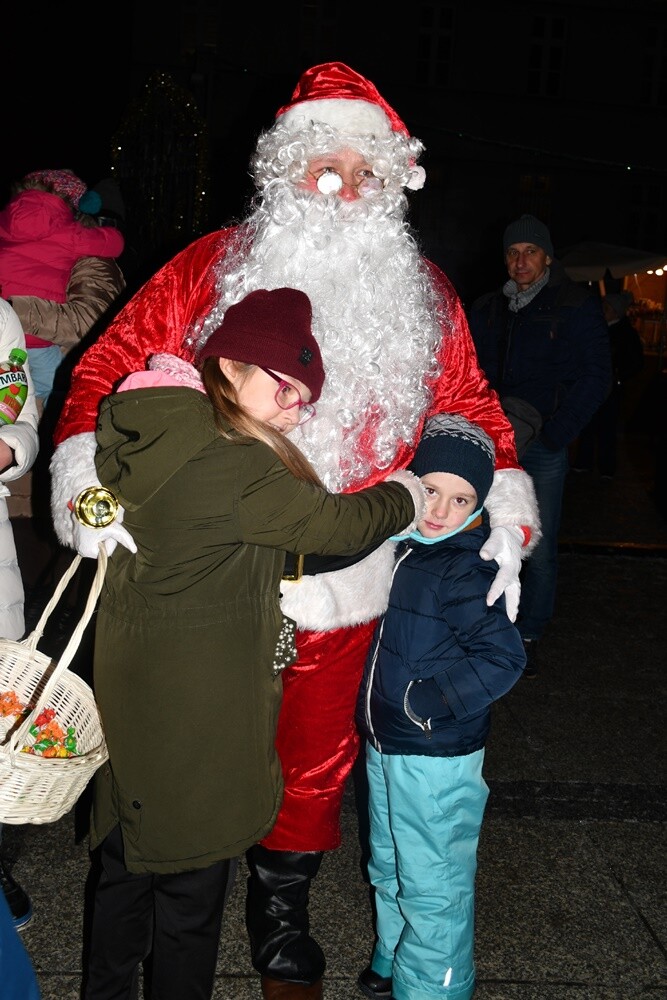 Wystartował Rudzki Jarmark Świąteczny! Na rudzkim rynku rozbłysła miejska choinka i zapachniało świętami. fot. Jacek Knapik